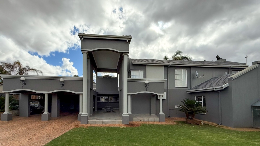 5 Bedroom Property for Sale in Wilkoppies North West